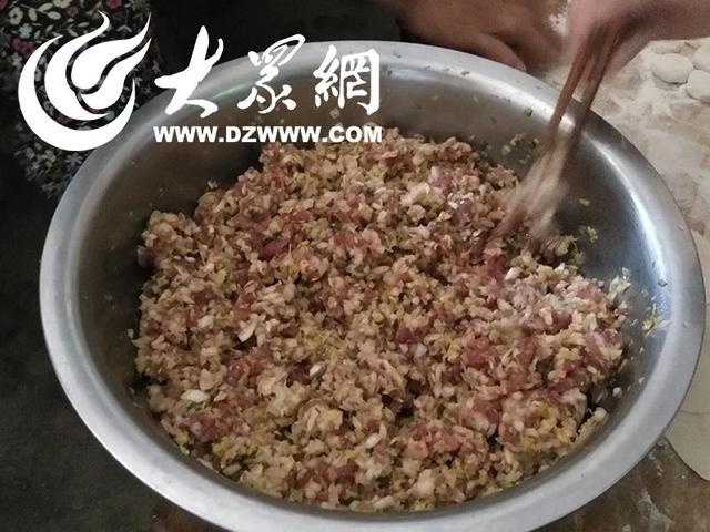 “校車媽媽”情暖貧困兒童 讓愛心傳遞希望 “校車媽媽”情暖貧困兒童 讓愛心傳遞希望