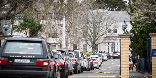 校車被取消家長被迫送孩子上下學，路上越來越堵真是AT部門要的結果嗎？