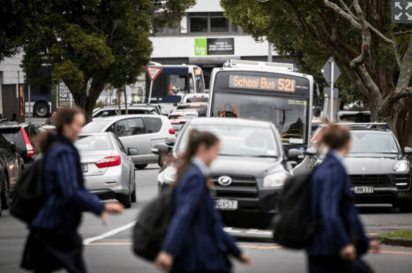 校車被取消家長被迫送孩子上下學，路上越來越堵真是AT部門要的結果嗎？