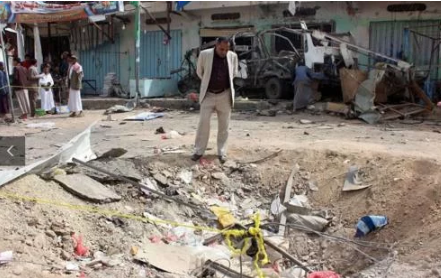 富國空軍用上百萬炸彈掀翻校車 窮國百姓只能挖土安葬遇難兒童