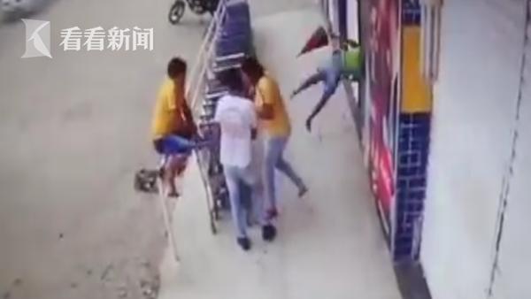 天降橫禍！校車(chē)突然爆胎鋼圈被炸飛 正好砸中過(guò)路女子致其死亡