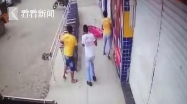 天降橫禍！校車(chē)突然爆胎鋼圈被炸飛 正好砸中過(guò)路女子致其死亡