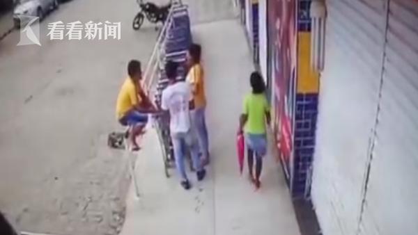 天降橫禍！校車(chē)突然爆胎鋼圈被炸飛 正好砸中過(guò)路女子致其死亡