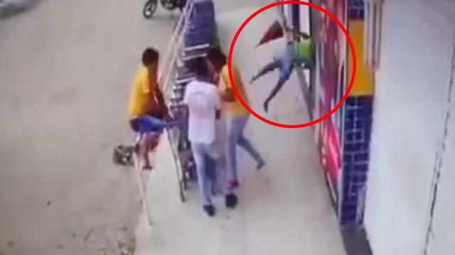 天降橫禍！校車(chē)突然爆胎鋼圈被炸飛 正好砸中過(guò)路女子致其死亡