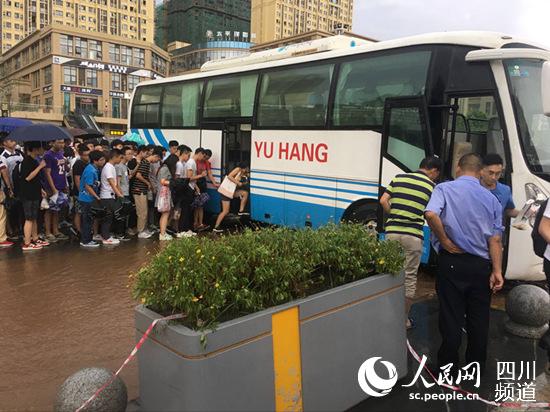 西南交通大學(xué)希望學(xué)院校車做“橋” 一個小小的舉動溫暖了師生的心 西南交通大學(xué)希望學(xué)院校車做“橋” 一個小小的舉動溫暖了師生的心