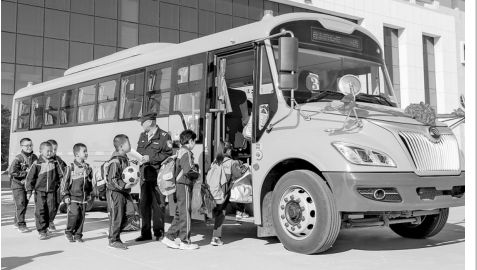 援疆進行時:寄宿學生有了新校車 援疆進行時:寄宿學生有了新校車