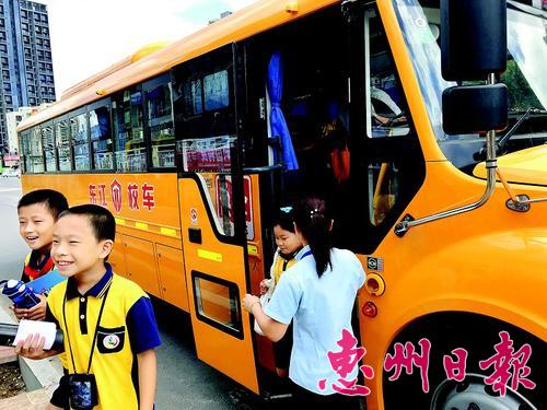 同學們在老師的組織下有序走下校車。
