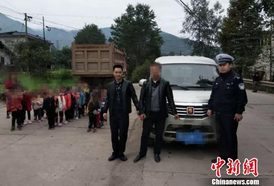 四川黑校車核載7人實(shí)載25人 司機(jī)被立案?jìng)刹? border=