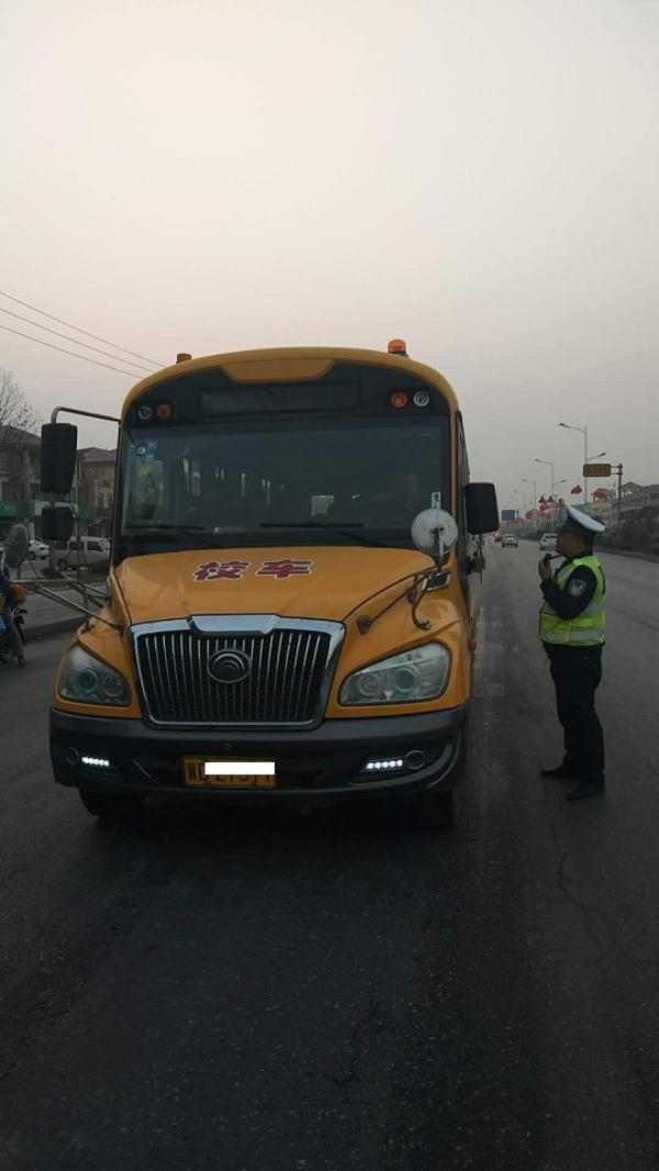 冀南新區(qū)交警全面開展校車專項(xiàng)治理/ 冀南新區(qū)交警全面開展校車專項(xiàng)治理