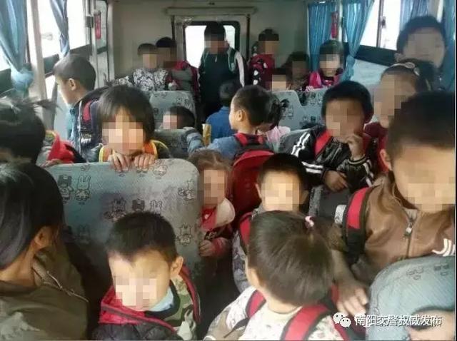 南陽一男子太猖狂！開“黑校車”還超員，刑拘你們虧不虧？