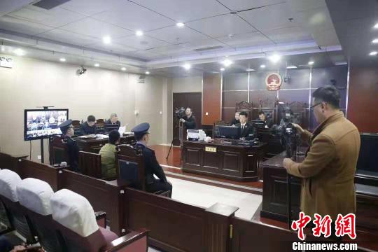 包頭超載校車宣判 案發時7人座客車實載27名學生 包頭超載校車宣判 案發時7人座客車實載27名學生