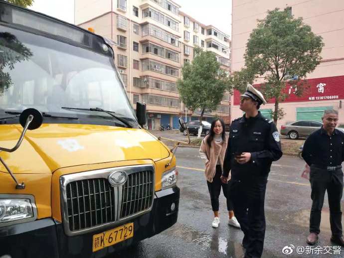 新余交警高新大隊民警組織轄區(qū)幼兒園開展校車安全檢查活動/ 新余交警高新大隊民警組織轄區(qū)幼兒園開展校車安全檢查活動