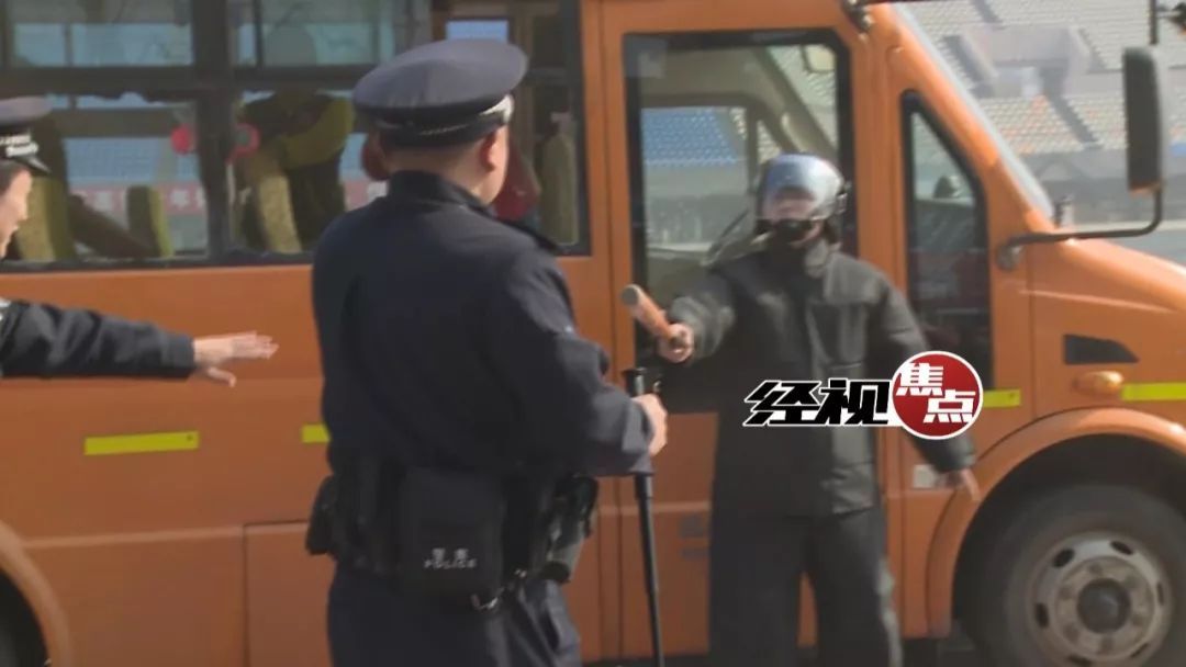 歹徒持兇器攔截校車 特警出動快速化解“險情”