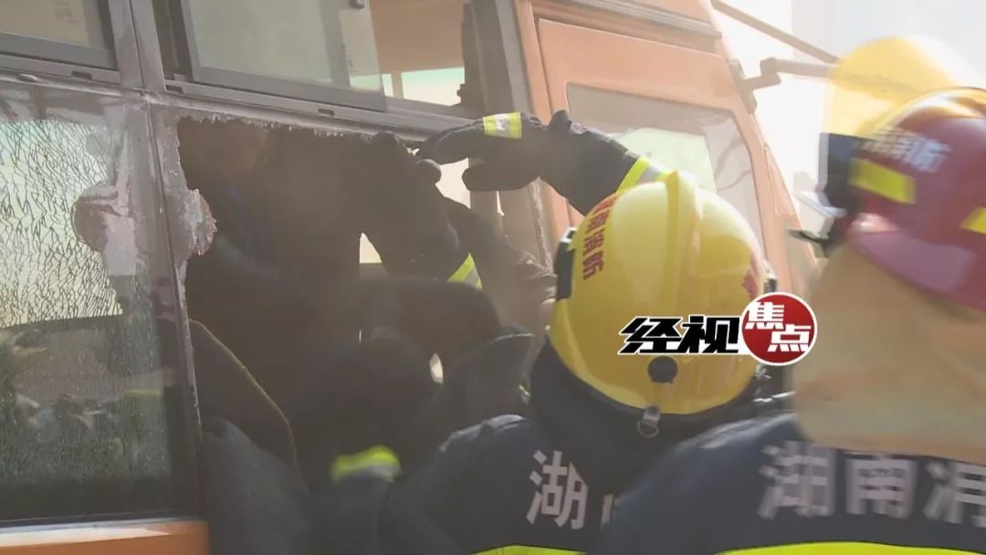 歹徒持兇器攔截校車 特警出動快速化解“險情”