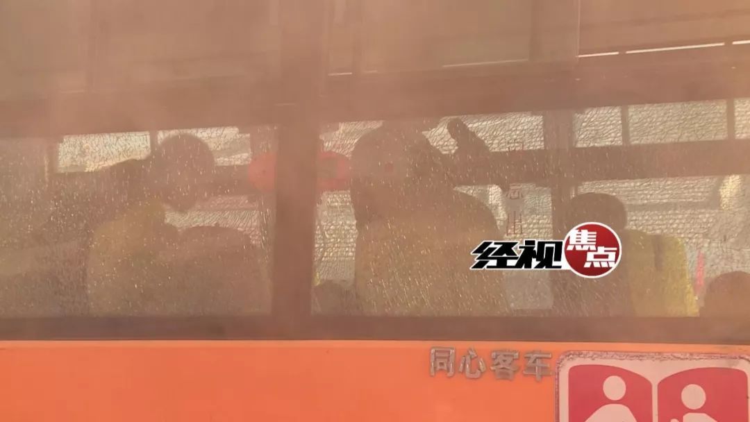 歹徒持兇器攔截校車 特警出動快速化解“險情”