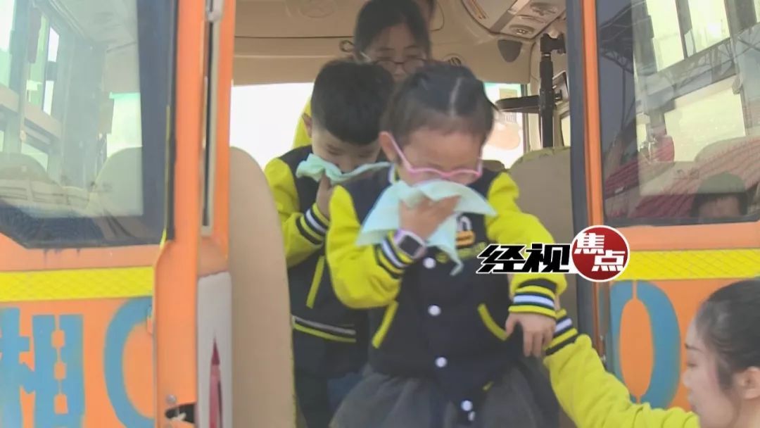 歹徒持兇器攔截校車 特警出動快速化解“險情”