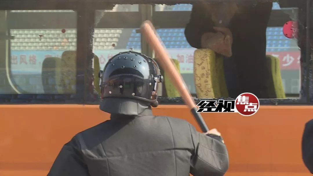 歹徒持兇器攔截校車 特警出動快速化解“險情”