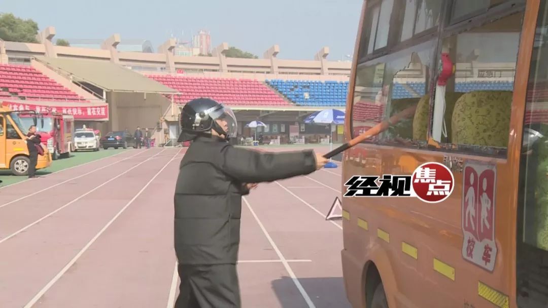 歹徒持兇器攔截校車 特警出動快速化解“險情”