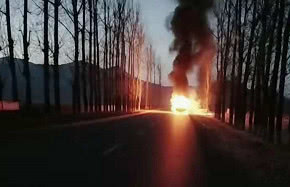 朝陽一校車起火 車燒報廢 孩子們都沒事