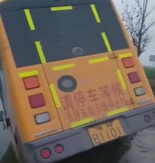 南陽鄧州一幼兒園校車沖進池塘,家長反映車輛超載車速過快 南陽鄧州一幼兒園校車沖進池塘,家長反映車輛超載車速過快