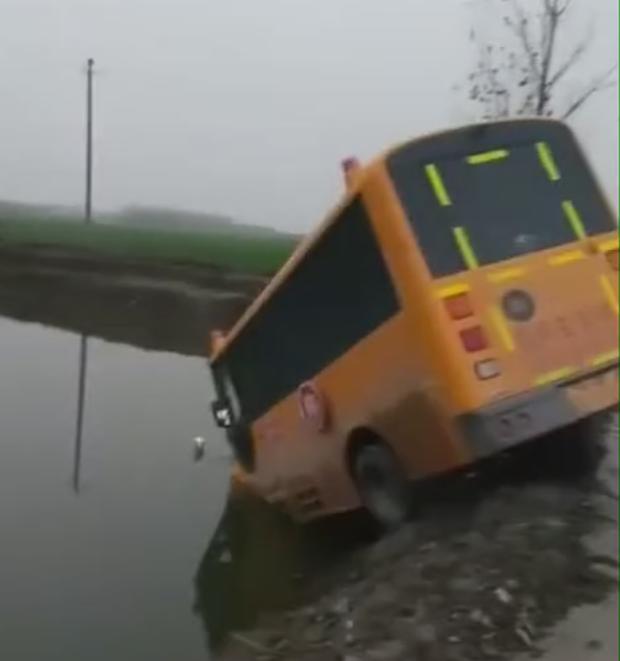 南陽鄧州一幼兒園校車沖進池塘,家長反映車輛超載車速過快 南陽鄧州一幼兒園校車沖進池塘,家長反映車輛超載車速過快