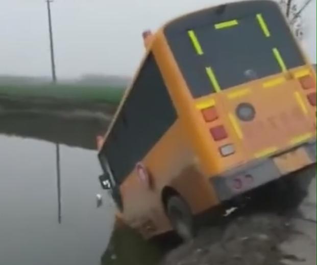 南陽鄧州一幼兒園校車沖進池塘,家長反映車輛超載車速過快 南陽鄧州一幼兒園校車沖進池塘,家長反映車輛超載車速過快