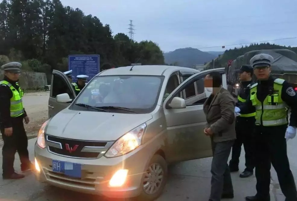 浦城交警嚴查非法營運“黑校車” 保障學習出行安全 浦城交警嚴查非法營運“黑校車” 保障學習出行安全