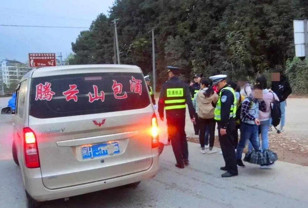 浦城交警嚴查非法營運“黑校車” 保障學習出行安全 浦城交警嚴查非法營運“黑校車” 保障學習出行安全