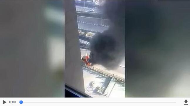 突發!太原西山某小學門口一校車發生火災,現場濃煙滾滾 突發!太原西山某小學門口一校車發生火災,現場濃煙滾滾