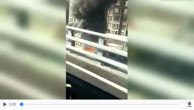 突發!太原西山某小學門口一校車發生火災,現場濃煙滾滾 突發!太原西山某小學門口一校車發生火災,現場濃煙滾滾