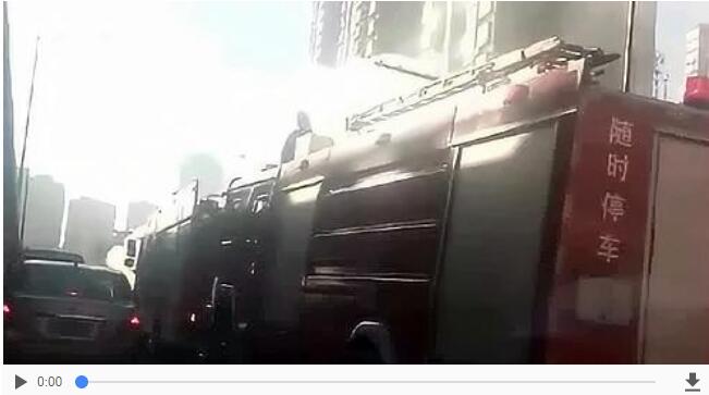 突發!太原西山某小學門口一校車發生火災,現場濃煙滾滾 突發!太原西山某小學門口一校車發生火災,現場濃煙滾滾