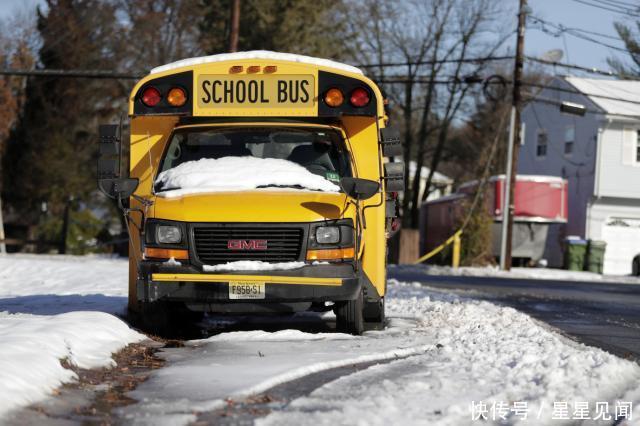 驚險(xiǎn)!美國(guó)校車司機(jī)突然暈倒,8、9歲學(xué)生剎車 驚險(xiǎn)!美國(guó)校車司機(jī)突然暈倒,8、9歲學(xué)生剎車
