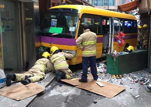 香港“無人校車”失控致3死11傷,初步懷疑手剎沒拉好 香港“無人校車”失控致3死11傷,初步懷疑手剎沒拉好
