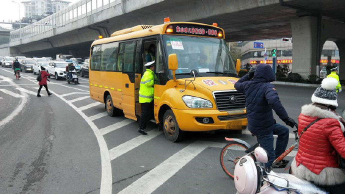 宜昌:校車警示燈未閃爍,交警隊司機進行處罰教育 宜昌:校車警示燈未閃爍,交警隊司機進行處罰教育