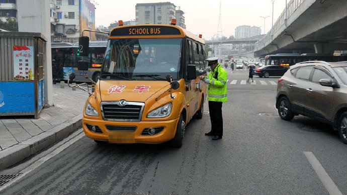宜昌:校車警示燈未閃爍,交警隊司機進行處罰教育 宜昌:校車警示燈未閃爍,交警隊司機進行處罰教育