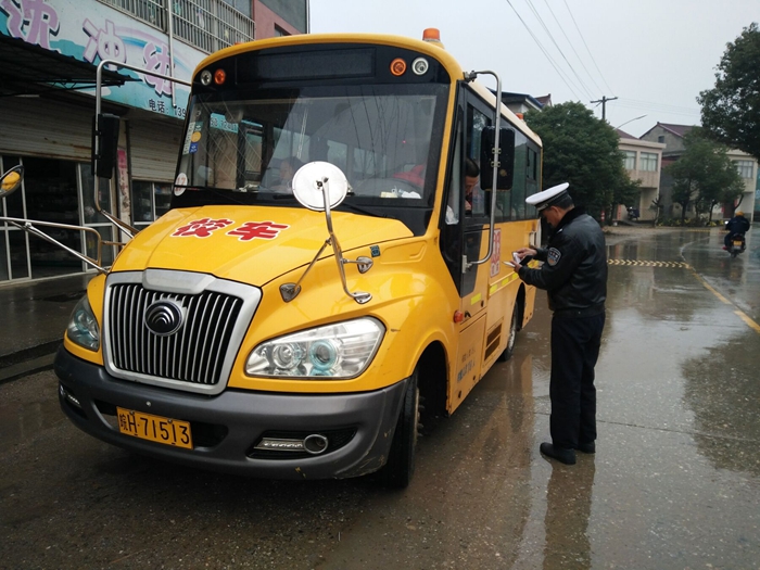 望江:多部門聯(lián)合加強(qiáng)冬季校車安全管理 望江:多部門聯(lián)合加強(qiáng)冬季校車安全管理