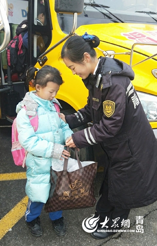 愛心溫暖貧困學(xué)生 校車叔叔阿姨送溫暖到家中 愛心溫暖貧困學(xué)生 校車叔叔阿姨送溫暖到家中