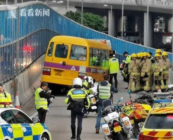 香港校車又出事!猛撞護欄 學童受困9人傷 香港校車又出事!猛撞護欄 學童受困9人傷