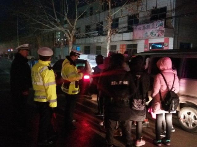 趁天黑,“黑校車”雪中超員,交警“偷偷”一路護送 趁天黑,“黑校車”雪中超員,交警“偷偷”一路護送