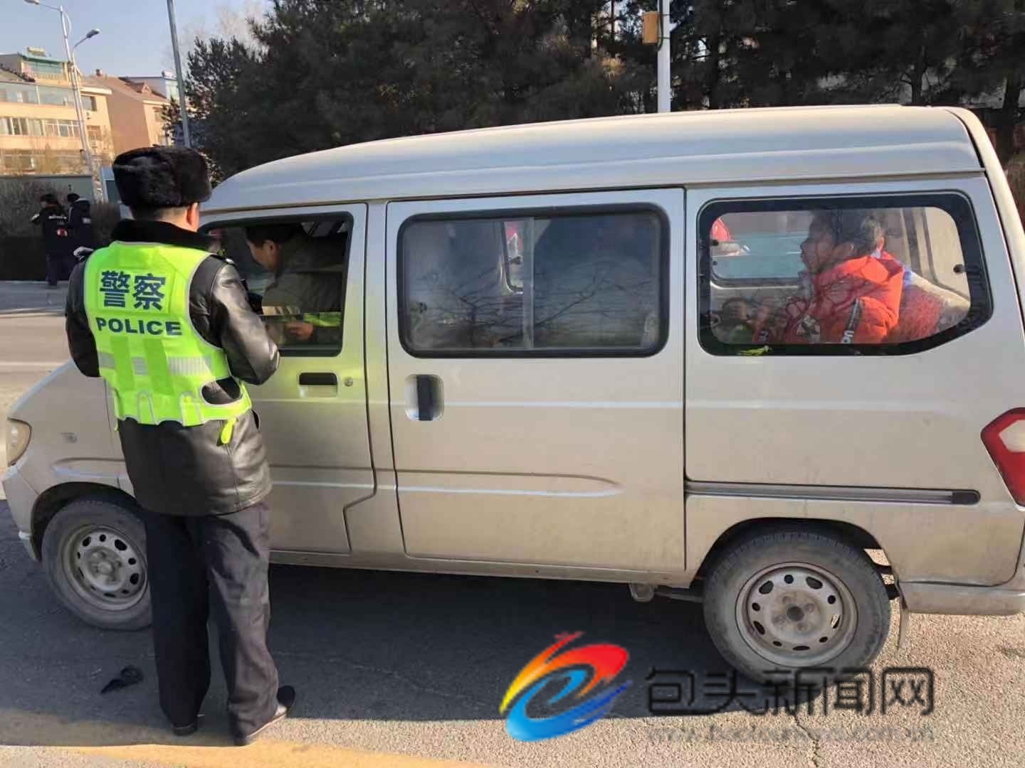瓦工駕“黑校車”接送學生被查獲 瓦工駕“黑校車”接送學生被查獲