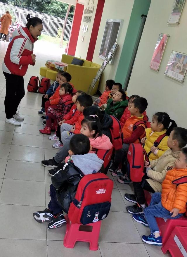 安全與我同行-校車安全演練/ 安全與我同行——記我園校車安全演練