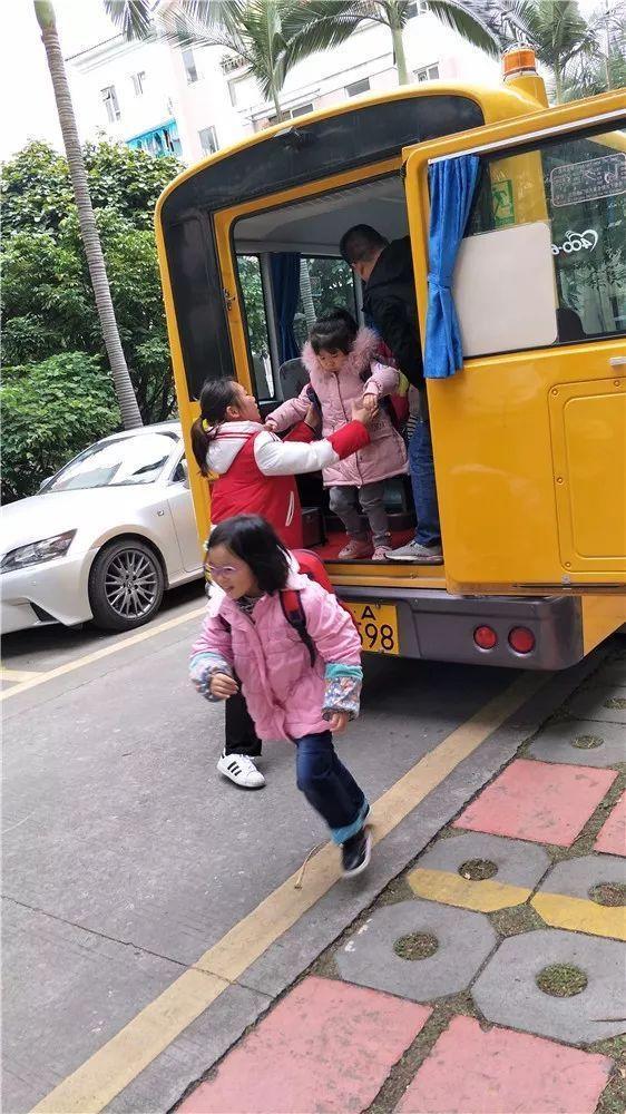 安全與我同行-校車安全演練/ 安全與我同行——記我園校車安全演練