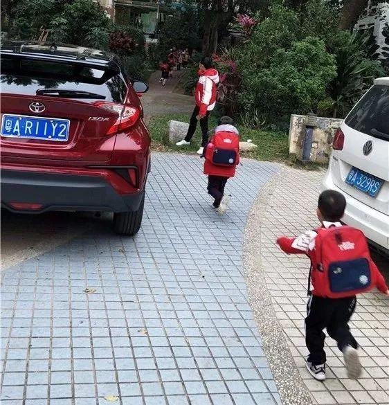 安全與我同行-校車安全演練/ 安全與我同行——記我園校車安全演練