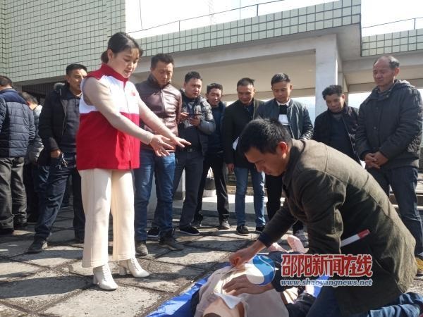 新寧縣舉辦校車司機(jī)救護(hù)知識(shí)培訓(xùn)班/ 新寧縣舉辦校車司機(jī)救護(hù)知識(shí)培訓(xùn)班