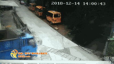 南平一幼兒園校車被砸  查看監控發現……