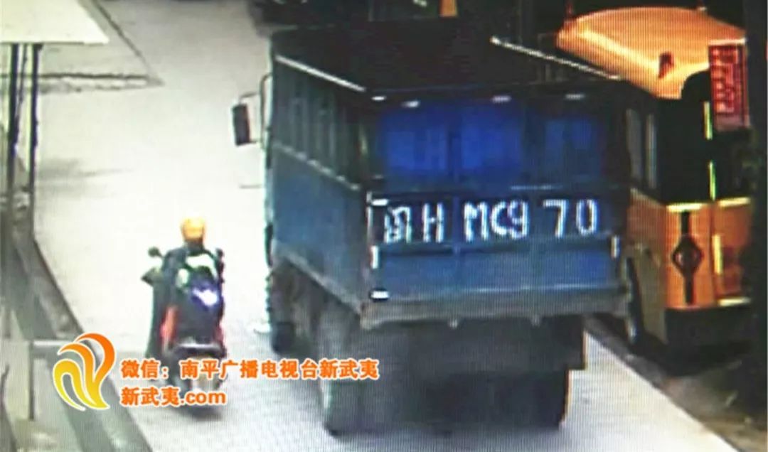 南平一幼兒園校車被砸  查看監控發現……