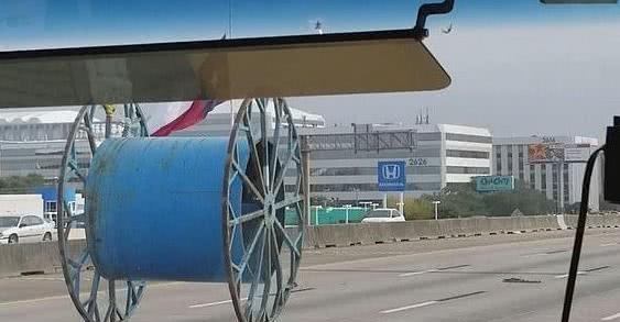 學生們乘坐校車上學，無意瞥見路上有個無人駕駛的“輪子”