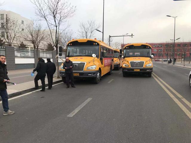 大同交警六大隊宣傳民警冬季攻堅對校車進(jìn)行綜合治理和宣傳