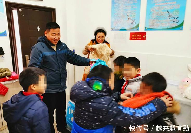 元旦后首個工作日，南京校車司機再次為貧困學生送上愛心