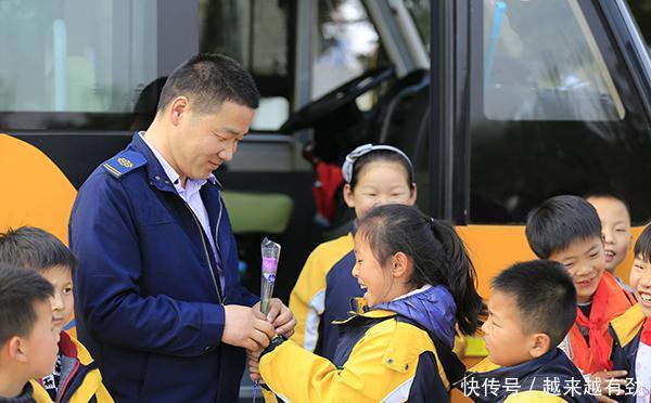 元旦后首個工作日，南京校車司機再次為貧困學生送上愛心